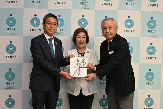 特別全国障害者スポーツ大会「燃ゆる感動かごしま大会」の特別協賛金目録を贈呈!!(文部科学省大臣室)