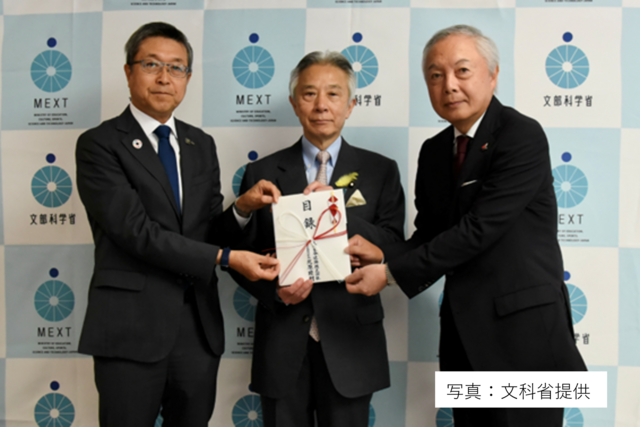 第23回全国障害者スポーツ大会「SAGA2024全障スポ」の特別協賛金目録を贈呈!!(文部科学省大臣室)