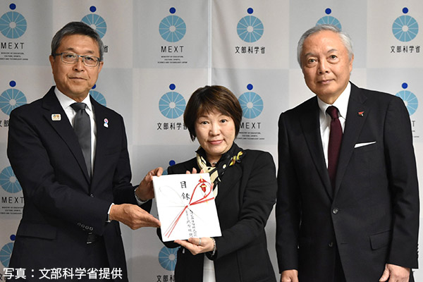 第24回全国障害者スポーツ大会「わたSHIGA輝く障スポ」の特別協賛金目録を贈呈!!(文部科学省大臣室)